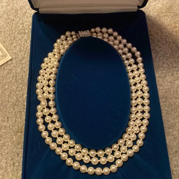 Pearl necklace (replica of Jacquelin Kennedy) faux pearls
